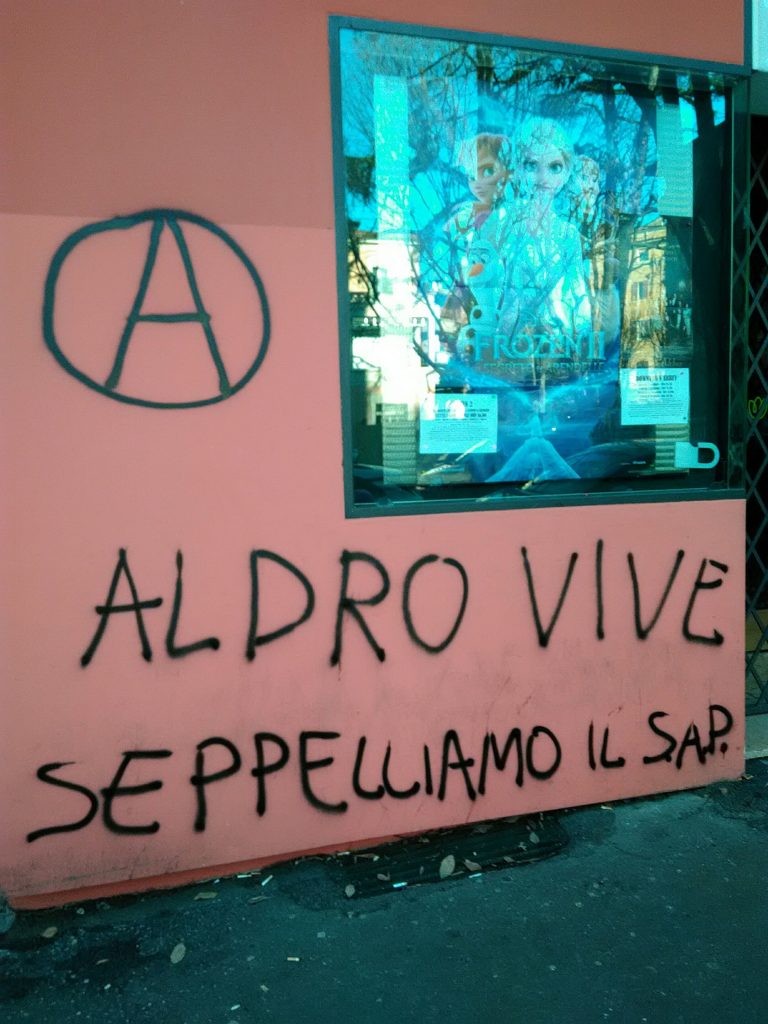 Scritta con A cerchiata "Aldro vive, seppelliamo il Sap"
