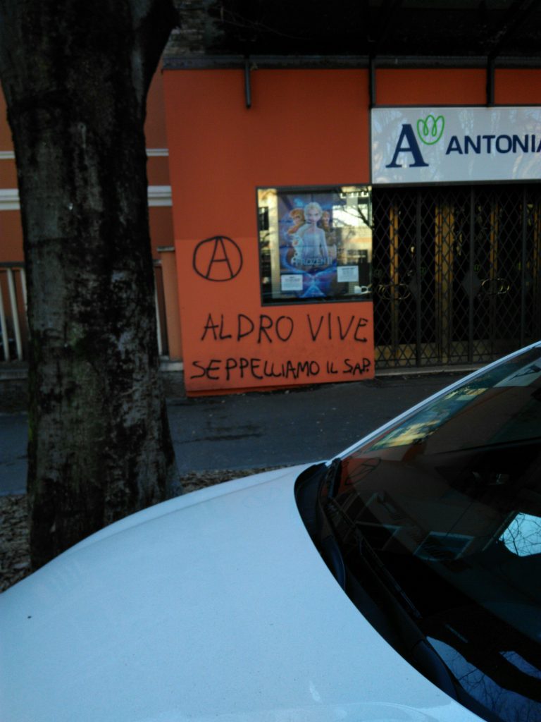 Scritta con A cerchiata "Aldro vive, seppelliamo il Sap"